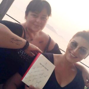 Sabriye Günüç Instagram - Sevgili @piagridenbozma  çok teşekkürler🙏🏻 Suçlayıp terk etmiş bizi yasayamadığımız çoçuklugumuz  Endişe kokan  sokaklarda  Sadece anılar biriktiriyorum ruhumda güzel dostlarla...