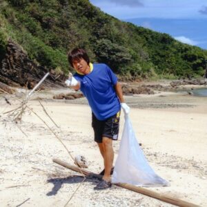 Saburo Tokito Instagram - #Drコトー診療所 (たぶん2004年)の与那国島ロケ、オフショット@比川浜　出番の無い日だったので、ビーチのお掃除のお手伝い笑

フジテレビ系列各局で再放送中
TVer・FOD・GYAO! でも配信中

映画「Dr.コトー診療所」公開中