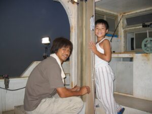 Saburo Tokito Instagram - #Drコトー診療所 (2004年)の撮影風景@東京
船上の撮影と思いきや実はスタジオのセット

フジテレビ系列各局で再放送中
TVer・FOD・GYAO! でも配信中

映画「Dr.コトー診療所」12月16日（金）公開
 #富岡涼 #時任三郎