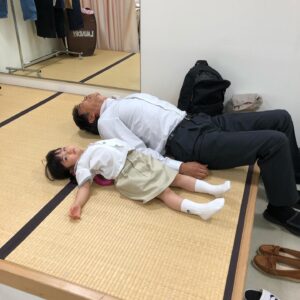 Saburo Tokito Instagram - 楽屋で背筋を伸ばす器健康具を使ってたら、柚凪ちゃん（つぐみ）も参加の図。
つぐみは背筋伸ばす必要ないかもだけど（笑）
23日（月）は「監察医朝顔」最終回（30分拡大）夜9時放送予定。
（「W杯バレー」の放送延長の可能性あり）
【再放送情報】第１０話「メディアミックスα」枠
９月２３日（月）１５：５０－１６：５０
‪#月９‬ ‪#監察医朝顔‬ ‪#加藤柚凪‬