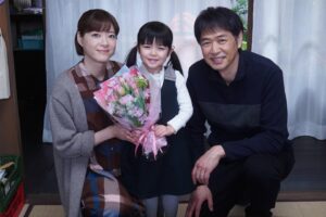 Saburo Tokito Instagram - 撮影現場現場には、時々“ちっちゃい監督”が現れます。
「ほんばん！よ〜い、ハイ！」と、ちゃんと声をかけてくれます。
場を和ます天才監督！
「監察医朝顔2」今夜9時最終回。30分拡大です。
ん〜、ちっちゃい監督のかけ声はもう聞けないのか、サビシイねぇ…
#監察医朝顔
#朝顔
#最終回
#加藤柚凪
#つぐみ
#ちっちゃい監督
#上野樹里
#時任三郎