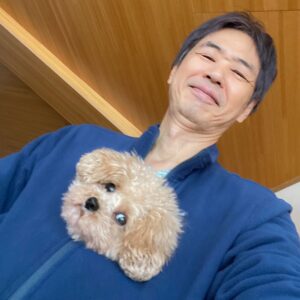 Saburo Tokito Instagram - 今夜は9時から「監察医朝顔2」18話の放送
関連の写真がネタ切れなので
たまにはプライベート写真でもどうぞ笑
胸から顔を出しているのは、我が家の末っ子です。
#監察医朝顔