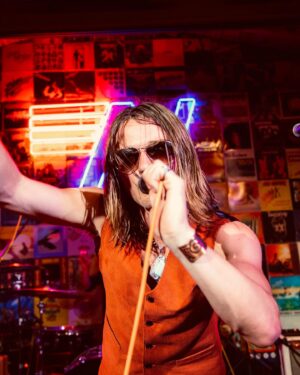 Sacha Carlson Instagram - It was an electrifying SOLD OUT show @aviatornationdreamland Friday night with @britleyred and @americanhustlerband !!! @westsidewesterns took us to dreamland and back again 🤠🌈✨🌻🕺 📸: @sophiakeefe.jpg  #westsidewestern #dreamland #rocknroll