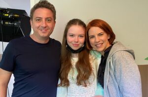 Sadie Munroe Instagram - Season 6 of Workin’ Moms is on Netflix worldwide!!! I love this show and these people more than words can explain!! 

@workinmomsnetflix @workinmoms