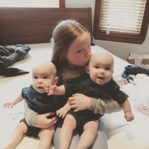 Sadie Munroe Instagram - Make sure you tune in to @workinmoms on CBC at 9:30 to see these awesome pretend sisters!! 💖