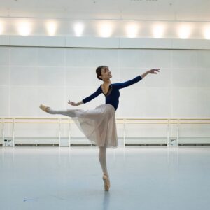 Sae Maeda Instagram - Rehearsal shots🦢
Preparing for my first Pas de trois show in #rohswanlake 
Thank you so much @dancersdiary 📸🌟