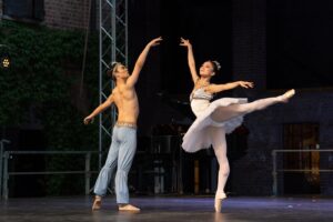Sae Maeda Instagram - Le corsaire pas de deux with @daichi_ikarashi @rocchettagrandjete 💙 

Thank you @dancersdiary for capturing this moment📸