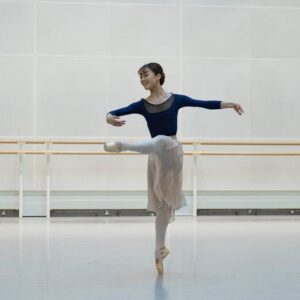Sae Maeda Instagram - Rehearsal shots🦢
Preparing for my first Pas de trois show in #rohswanlake 
Thank you so much @dancersdiary 📸🌟