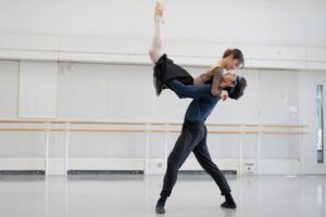 Sae Maeda Instagram - We are really excited to make our debuts as Perdita and Florizel in @wheeldony‘s Winter’s Tale. 

Our shows at @royaloperahouse are on 21st, 28th May and 1st of June. We’ll see you there 😊

📸 by the wonderful @dancersdiary