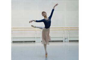 Sae Maeda Instagram - Rehearsal shots🦢
Preparing for my first Pas de trois show in #rohswanlake 
Thank you so much @dancersdiary 📸🌟