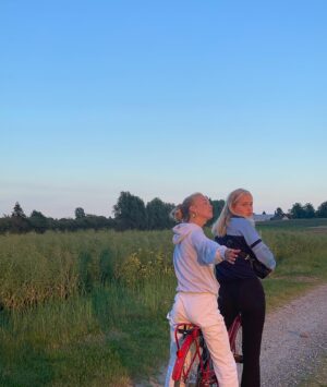 Safina Coster-Waldau Instagram - Veninder 🧚🏻‍♂️🌞