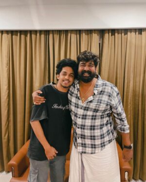 Sagar Surya Instagram - വലിയ പ്രതീക്ഷകളായി മുന്നോട്ടു പോയ വഴികളിൽ പാതിവെച്ചു എനിക്ക് മടങേണ്ടിവന്നെകിലും, ആ നിമിഷത്തിലാണ് ജോജുചേട്ടൻ എന്നെ വിളിച്ചതും കാണണം എന്നു പറഞതും, ജീവിതത്തിൽ ഒരുപാടു ആൾക്കാരെ കണ്ടിട്ടുടെക്കിലും ജോജുചേട്ടൻ സ്വന്തം അനിയനോട് പറയുന്നപോലെ ഒരുപാടു കാര്യങ്ങൾ പറഞ്ഞു തന്നു.

Thankyou Joju cheata you the best🥹🫶🏻
#alwaysaninspiringperson 
#acting #actor #actress #actorslife #film #theatre #actors #movie #love #model #art #cinema #photography #movies #drama #casting