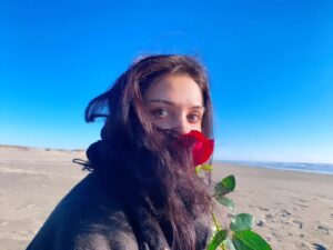 Sahel Rosa Instagram - 大事な花束を海へ

仲間に
約束果たせなかったけど
アナタには
会えた気がした

大事な仲間
見守っていてね

そちらに行く前にやり残したこと
山積みだから

待っていてね。

と誓った
前にはなかなか進めないけど
なんだか前よりは後退りが短い

乗り越えられない悲しみは
大事に乗り越えずに
横に添えた

たーちゃん
つれてきてくれて
本当にありがとうございます。