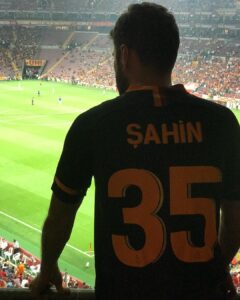 Şahin Irmak Instagram - 💛❤️