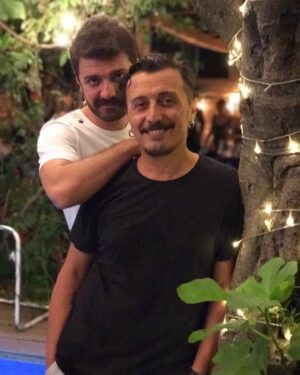 Şahin Irmak Instagram - Seviyorsak suç mu? @gokhanabi ... İyi doğdun aslıııı @aslitkizmaz ... Kanka nbr? @ilkerkizmaz :))