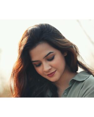 Sahithi Avancha Instagram - ✨Baggy shirt and messy hair✨

#newpost#sahithiavancha