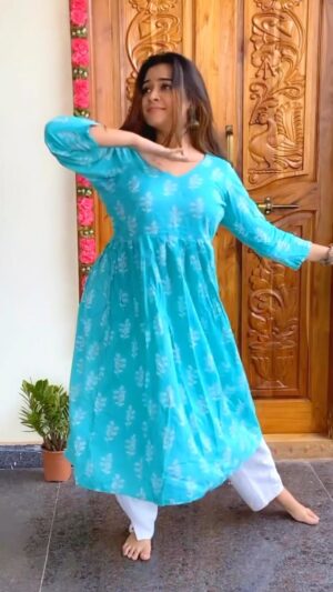Sahithi Avancha Instagram - ✨Rang de✨

#newreel#rangde#dance#sahithiavancha