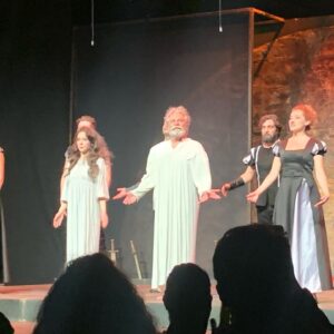 Şahnaz Çakıralp Instagram - Sahnede bir kral ..
Haluk Bilginer ✨💫

Muazzam🌟

@oyunatolyesi 
#halukbilginer 
#krallear 
#shakespeare