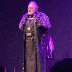 Şahnaz Çakıralp Instagram - Sahnede bir kral ..
Haluk Bilginer ✨💫

Muazzam🌟

@oyunatolyesi 
#halukbilginer 
#krallear 
#shakespeare