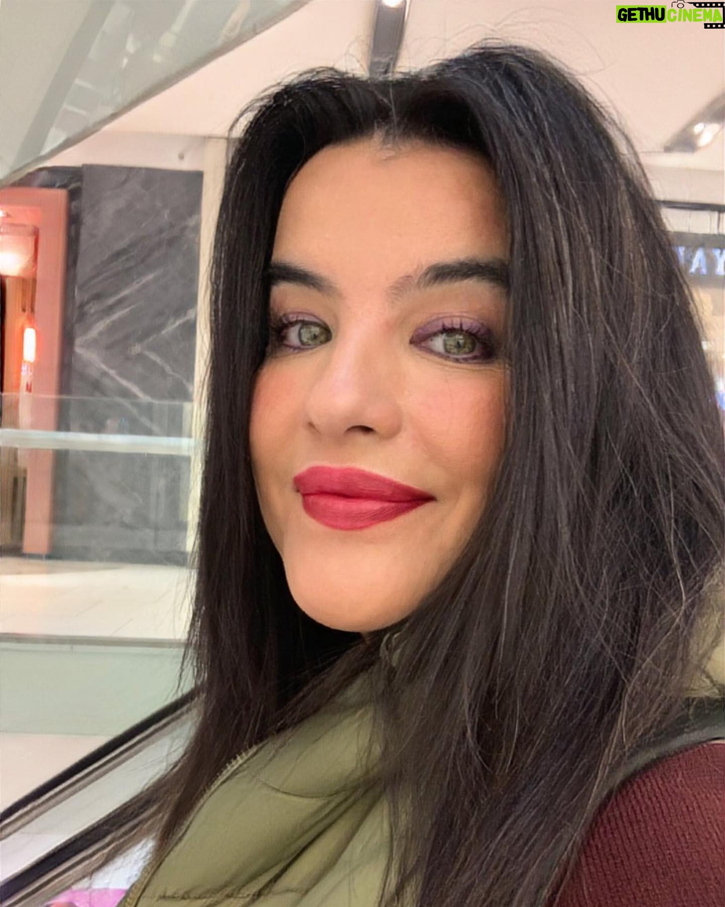 Şahnaz Çakıralp - 415 Likes - Benim için yılbaşı hep ekimde başlar
Benim yeni yıl duygum eylül ekimdir
Sonbahar başlangıçların mevsimidir 📚🍀🖌🍁☀️
