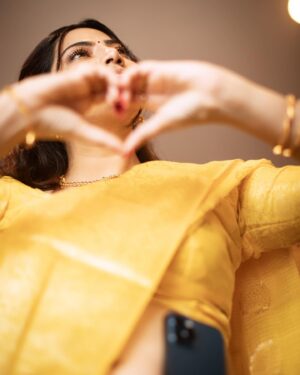 Sai Priya Deva Instagram - New style iPhone series version photos PC: @am_jerald #loveislove #loveyourself #differntvision #lifestyle #happy #yellowsaree #yellow #appleiphone #instagood #photoshoot