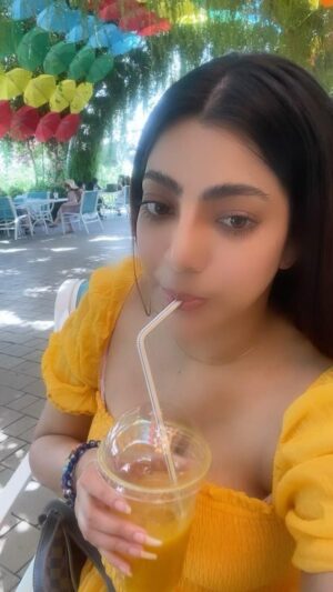 Sai Priya Deva Instagram - Join with me🧳 #yellow #mango #allyellow #lovequotes #love #travelphotography #traveltheworld