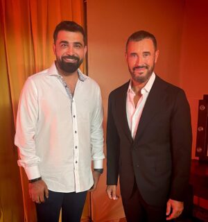 Saif Oreibi Instagram - ‎كاظم الساهر .. كل أغنية له مرت في خلفية حياتي .. أحببت على زيديني عشقاً .. وآلمني الفراق في أنا وليلى .. و"كان صديقي " حين "كثر الحديث عن التي أهواها ".. كنت معه حين قال "أحبيني " .. واسيته حين قال "إني خيرتك فإختاري" .. كنت شاهداً في صفه أمام "المحكمة" .. كم تمنيت أن أعرف من تلك "المستبده" التي "فرشت رمل البحر ونامت"  ثم عادت لتسأل "أتحبني بعد الذي كانَ ؟!" .. فسكت كاظم وأجابتها "الحياة" على سؤالها عن طريق "الرسم بالكلمات" .. كم تمشينا معاً في "مدينة الحب" وواجهنا "التحديات " .. وعرفت معه "الحب المستحيل " كاظم الساهر هو رفيقي الدائم الذي لا يعرف كم أحبه لو كان الفن إنساناً لكان كاظم الساهر .. هو ليس في كتاب التاريخ بل هو التاريخ ذاته ❤️🤟