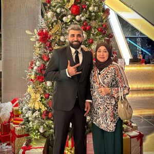 Saif Oreibi Instagram - ليلة ساحرة من الليالي التي لن أنساها بصحبة أختي الغالية وأمي الحبيبة .. تتزامن مع ذكرى ميلاد السيد المسيح عليه السلام ، ينتهي عام مَضى بكل ما فيه ويبدأ عام جديد بأحلام جديدة وأُمنيات أخرى .. شخصيتي واحدة لا تتغير .. لكن ما يتغير هو كل ما حولي من أماكن وأشخاص وأحداث .. قضيت حياتي كاملة أسقط وأنهض .. أتعثّر وأمضي قدماً .. تلك هي الحياة .. وذلك ما تعلمته .. أن أبتسم دائماً في وجه الصعاب وأنا على يقين تام بأن ذلك الوقت سيمضي .. لهذا لا أندم على ما فات .. لأني لا يمكنني تغييره ولا أخشى مما هو آت لأنه بيد الله وحده .  في النهاية أود أن أقول كل عام وأنتم بخير ملء قلبي الكبير الذي لم ولن تغيره السنوات