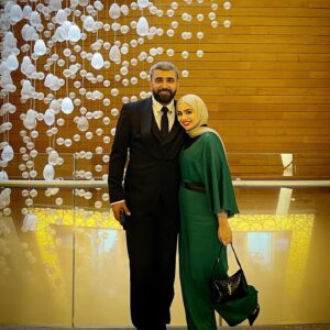 Saif Oreibi Instagram - ليلة ساحرة من الليالي التي لن أنساها بصحبة أختي الغالية وأمي الحبيبة .. تتزامن مع ذكرى ميلاد السيد المسيح عليه السلام ، ينتهي عام مَضى بكل ما فيه ويبدأ عام جديد بأحلام جديدة وأُمنيات أخرى .. شخصيتي واحدة لا تتغير .. لكن ما يتغير هو كل ما حولي من أماكن وأشخاص وأحداث .. قضيت حياتي كاملة أسقط وأنهض .. أتعثّر وأمضي قدماً .. تلك هي الحياة .. وذلك ما تعلمته .. أن أبتسم دائماً في وجه الصعاب وأنا على يقين تام بأن ذلك الوقت سيمضي .. لهذا لا أندم على ما فات .. لأني لا يمكنني تغييره ولا أخشى مما هو آت لأنه بيد الله وحده .  في النهاية أود أن أقول كل عام وأنتم بخير ملء قلبي الكبير الذي لم ولن تغيره السنوات