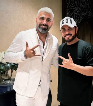 Saif Oreibi Instagram - مع الصديق والأخ الكبير و الفنان الرائع والإنسان المُلهم والقيمة والقامة الكبيرة في عالم الموسيقى العربية الأستاذ ماجد المهندس .. الذي كان من حظي الجميل أن أقضي تلك السهرة في استضافته وأجلس أمامه كتلميذ يريد أن يتعلم بشغف كبير .. كانت لحظات أود لو دامت للأبد .. فأنا أمام مُهندس بالموسيقى .. له بصمته الخاصة التى يضعها على كل شئ .. يستطيع أن يغير بصوته العالم .. باختصار كانت ليلة لن أنساها طيلة حياتي .. كان لي شرف التعاون معه في أغنية فيلم 122 .. وآلتي ستكرر في فيلم #الغربان انتظروناً 🤟🏾 @majidalmohandis