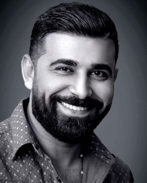 Saif Oreibi Instagram - هكذا انا أواجه كل ما يحدث في حياتي بإبتسامة عريضة .. لا أندم على الماضي لأنه لن يعود ولا أخشى المستقبل لأنه بيد الله .. أؤمن تماماً ان كل ما يحدث هو خير حتى وان كانت الأمور تبدو عكس ذلك .. لكن تلك طبيعتي أضحك من قلبي في أصعب المواقف وأشعر أنني طفل كبير لا يتوقف عن اللعب أبداً 🤟