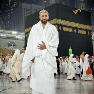 Saif Oreibi Instagram - لست كاملاً .. لكني متصالح مع عيوبي .. لست صالحاً لكنني مستور .. أتقرب إلى الله قدر ما استطيع وأقوّم نفسي بكل ما أوتيت من حب لله .. أحاول أن أترك أكون الحدث الأجمل في حياة الآخرين .. يمنحني الله فرصة جديدة في كل مرة أظن أنها النهاية .. يرزقني ويكرمني ويجمل صورتي في أعين الناس .. أرى في حياتي دعوات أمي التي ترفع من رصيد الستر .. لذلك أتوكل على الله في كل ما أفعل ولا أخشى شيئاً وأنا على يقين تام أن الأمور ستكون بخير دائماً في النهاية
الحمدلله كثيراً🙏🏽