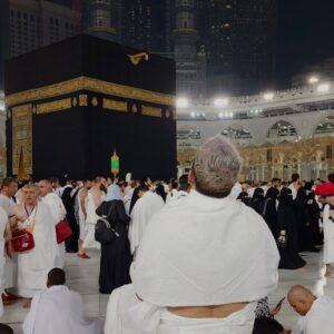 Saif Oreibi Instagram - لست كاملاً .. لكني متصالح مع عيوبي .. لست صالحاً لكنني مستور .. أتقرب إلى الله قدر ما استطيع وأقوّم نفسي بكل ما أوتيت من حب لله .. أحاول أن أترك أكون الحدث الأجمل في حياة الآخرين .. يمنحني الله فرصة جديدة في كل مرة أظن أنها النهاية .. يرزقني ويكرمني ويجمل صورتي في أعين الناس .. أرى في حياتي دعوات أمي التي ترفع من رصيد الستر .. لذلك أتوكل على الله في كل ما أفعل ولا أخشى شيئاً وأنا على يقين تام أن الأمور ستكون بخير دائماً في النهاية
الحمدلله كثيراً🙏🏽