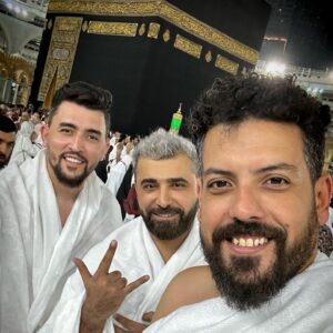 Saif Oreibi Instagram - لست كاملاً .. لكني متصالح مع عيوبي .. لست صالحاً لكنني مستور .. أتقرب إلى الله قدر ما استطيع وأقوّم نفسي بكل ما أوتيت من حب لله .. أحاول أن أترك أكون الحدث الأجمل في حياة الآخرين .. يمنحني الله فرصة جديدة في كل مرة أظن أنها النهاية .. يرزقني ويكرمني ويجمل صورتي في أعين الناس .. أرى في حياتي دعوات أمي التي ترفع من رصيد الستر .. لذلك أتوكل على الله في كل ما أفعل ولا أخشى شيئاً وأنا على يقين تام أن الأمور ستكون بخير دائماً في النهاية
الحمدلله كثيراً🙏🏽