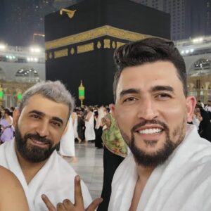 Saif Oreibi Instagram - لست كاملاً .. لكني متصالح مع عيوبي .. لست صالحاً لكنني مستور .. أتقرب إلى الله قدر ما استطيع وأقوّم نفسي بكل ما أوتيت من حب لله .. أحاول أن أترك أكون الحدث الأجمل في حياة الآخرين .. يمنحني الله فرصة جديدة في كل مرة أظن أنها النهاية .. يرزقني ويكرمني ويجمل صورتي في أعين الناس .. أرى في حياتي دعوات أمي التي ترفع من رصيد الستر .. لذلك أتوكل على الله في كل ما أفعل ولا أخشى شيئاً وأنا على يقين تام أن الأمور ستكون بخير دائماً في النهاية
الحمدلله كثيراً🙏🏽