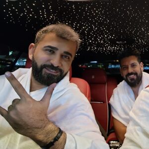 Saif Oreibi Instagram - لست كاملاً .. لكني متصالح مع عيوبي .. لست صالحاً لكنني مستور .. أتقرب إلى الله قدر ما استطيع وأقوّم نفسي بكل ما أوتيت من حب لله .. أحاول أن أترك أكون الحدث الأجمل في حياة الآخرين .. يمنحني الله فرصة جديدة في كل مرة أظن أنها النهاية .. يرزقني ويكرمني ويجمل صورتي في أعين الناس .. أرى في حياتي دعوات أمي التي ترفع من رصيد الستر .. لذلك أتوكل على الله في كل ما أفعل ولا أخشى شيئاً وأنا على يقين تام أن الأمور ستكون بخير دائماً في النهاية
الحمدلله كثيراً🙏🏽