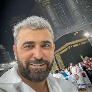Saif Oreibi Instagram - لست كاملاً .. لكني متصالح مع عيوبي .. لست صالحاً لكنني مستور .. أتقرب إلى الله قدر ما استطيع وأقوّم نفسي بكل ما أوتيت من حب لله .. أحاول أن أترك أكون الحدث الأجمل في حياة الآخرين .. يمنحني الله فرصة جديدة في كل مرة أظن أنها النهاية .. يرزقني ويكرمني ويجمل صورتي في أعين الناس .. أرى في حياتي دعوات أمي التي ترفع من رصيد الستر .. لذلك أتوكل على الله في كل ما أفعل ولا أخشى شيئاً وأنا على يقين تام أن الأمور ستكون بخير دائماً في النهاية
الحمدلله كثيراً🙏🏽
