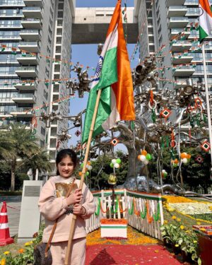 Saisha Bajaj Instagram - Today ,  let us remember the golden heritage of our country and feel proud to be a part of India . Happy Republic Day everyone . 
#jaihind #vandematram