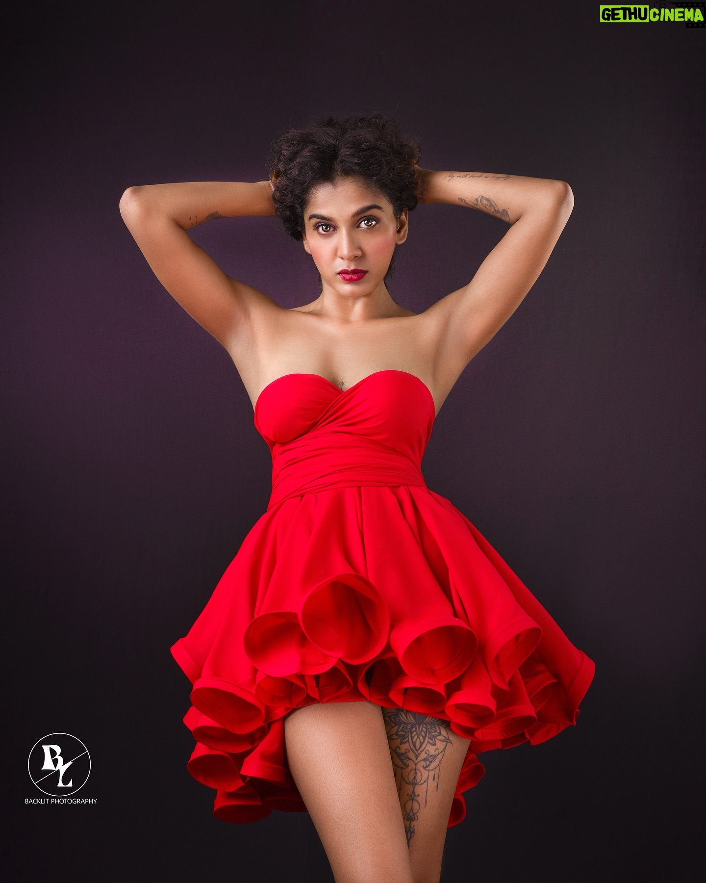 Sajna Saaj - 245 Likes - What I like about photographs is that they capture a moment that’s gone forever, impossible to reproduce.
Model @sajna_saaj_official
Mua @pearlmakeup.official
Pic @backlit_photography_
#modeling #modafeminina #modernart #fashionblogger #fashion #photography #pictureoftheday #photoshoot #photo #photographers_of_india #photographylovers #photographylover #kerala #keralatourism #keralagodsowncountry #keralaportfolio #portraitpage #portraitphotography #portrait #portraitphotographer #attitude #edits #editor #makeupartist #makeportraits #model #modernart