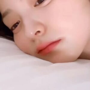 Saki Kiyoi Instagram - .
最近どんな夢を見ますか？
私はめちゃくちゃ勉強してたよ📚笑
　　
　
　
　
　
　
　
　
　
　　　

✼••┈┈┈┈┈┈┈┈┈┈┈┈┈┈┈┈••✼

please follow me💛
팔로우 해주세요🩵
关注我的Instagram🩷
ikuti saya di instagram🧡

@kiyoisaki_official 

✼••┈┈┈┈┈┈┈┈┈┈┈┈┈┈┈┈••✼

 
#japan#girl#nomakeup#blackhair#fyp#reels 
#清井咲希#スターダストプロモーション