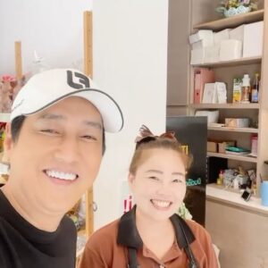 Saksit Tangthong Instagram - ดีใจมากมาก มีคนกริ๊ดดดดกร๊าดดด อยากถ่ายรูปกับพี่อีก 1 สบายสบ๊าย ถูกใจก็คบกันไป แบบสบายยยย 😁 ปล คนนี้ สาวขอนแก่น นะจ๊ะ ขอบคุณด้วย 🤣