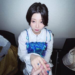 Saku Mizuno Instagram - 劇場総集編ぼっち・ざ・ろっく！Re:
よろしくお願いします🎸

3枚目よぴさんに撮ってもらいました😎
