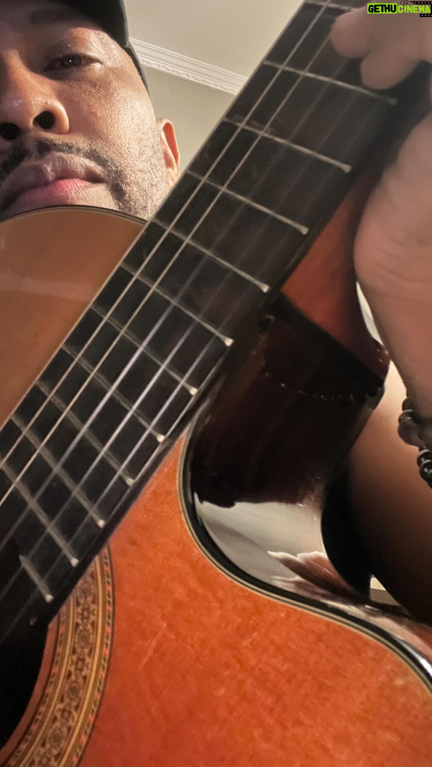 Salgadinho - 2K Likes - Arranhando um Bolero Qualquer na viola
De ✍🏽📒( Lula Barbosa Alvaro Gomes/ Telma Alves)
Na época tive a ideia💡 de gravar com incidental em
La Puerta & Quando Caminho Lado a Lado Com Você
@jotamoraesmaestro arranjou e fomos muito felizes nessa obra
Que saudade 🥹🩶🎶
Pagode 90 é cultura
Pagode 90 é libertador
#pagode90