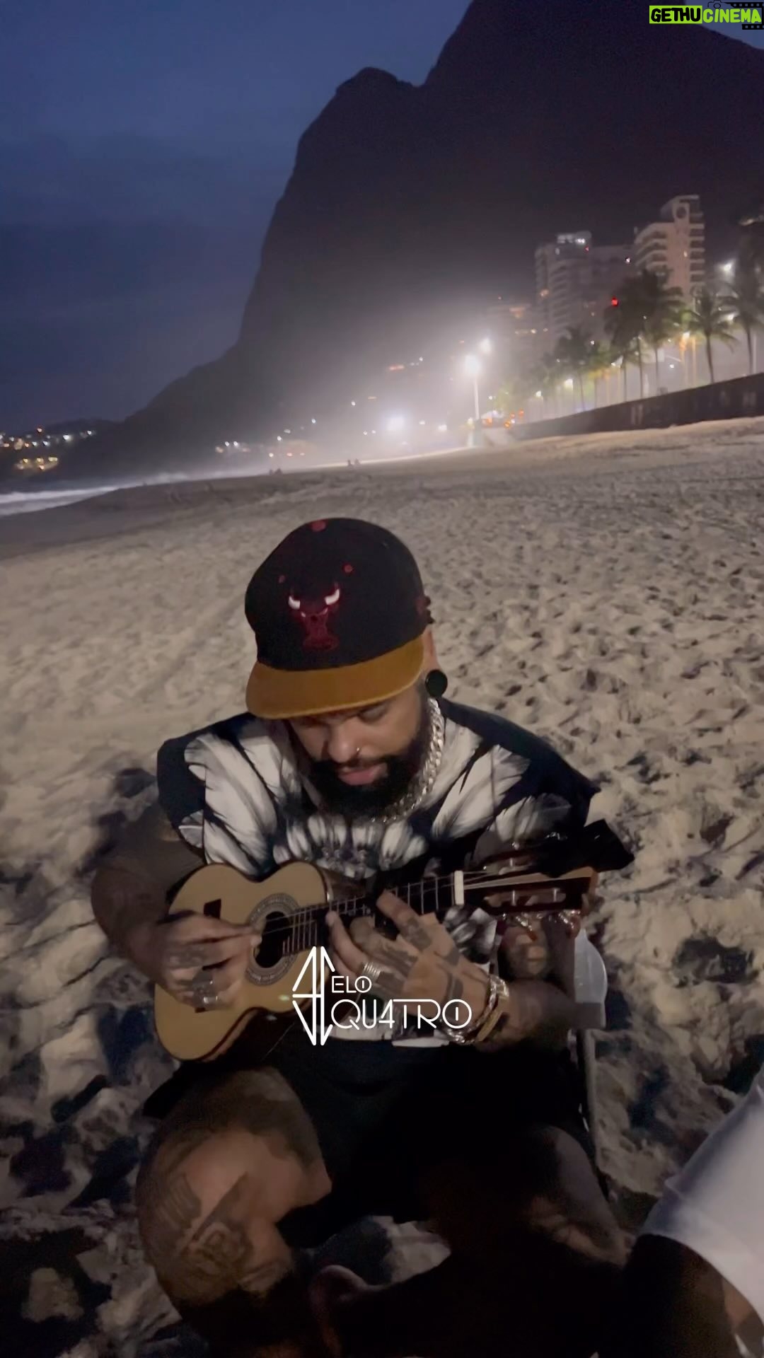 Salgadinho - 17.2K Likes - Essa execução dos rapazes do @eloquatrooficial me emocionou hoje tem ritmo, cadência, zelo na execução
e a gente sente muito amor na execução A chuva caindo aqui em Sampa, eu no carro lembrando da chuva que caia no dia da gravação original em 1994
Obrigado rapaziada as lágrimas caíram junto com a chuva
🙌🏾🫶🏽🥹