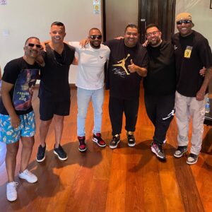 Salgadinho Instagram - Com esse time fica fácil 🔥
@marquinhossensacao 
@ricardoartpopular 
@ademirfogacaoficial 
@pezinhofirmenarocha 
@eltinhopresencaoficial 
@abase90music 
@formuladosamba