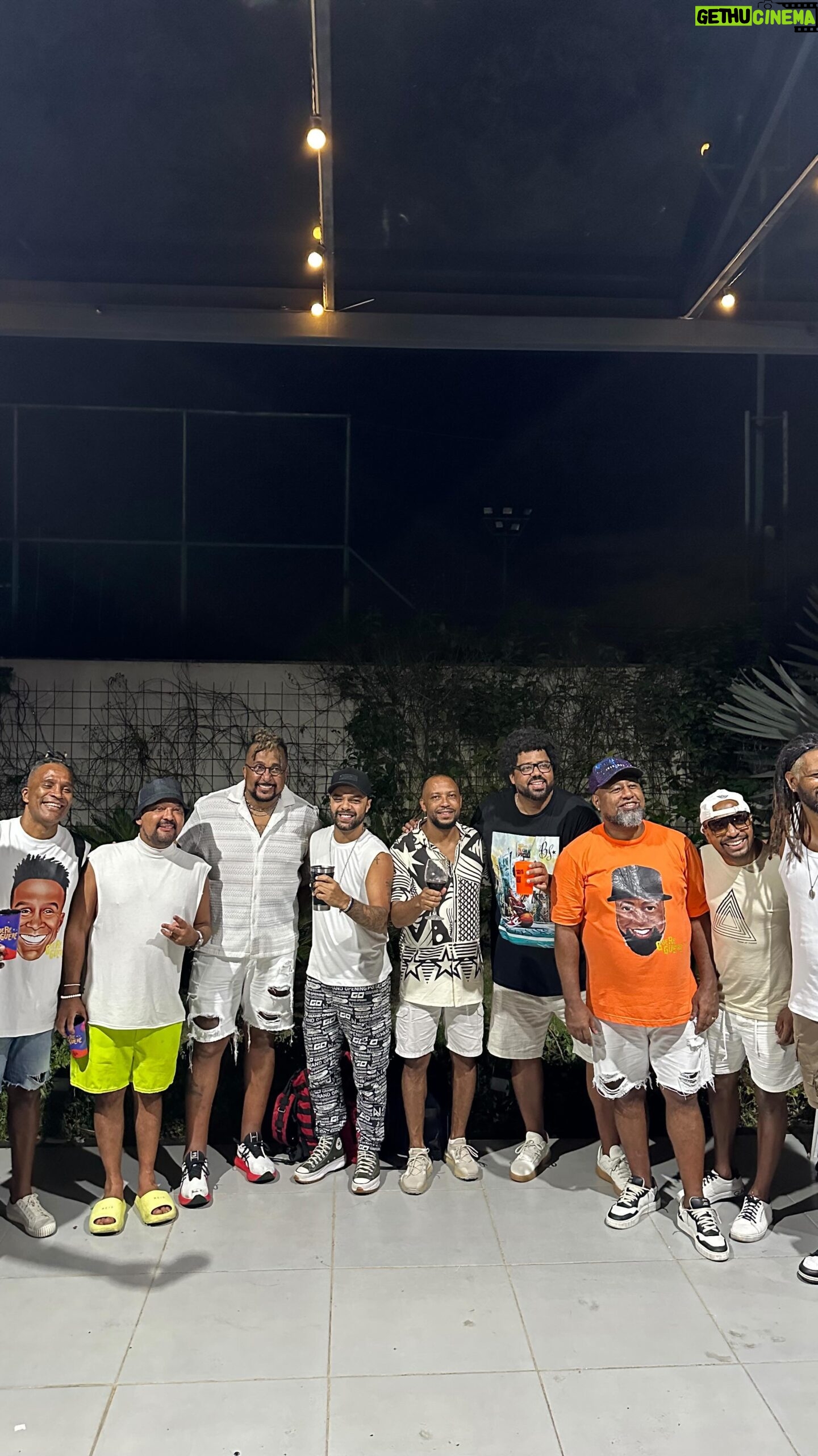Salgadinho - 1.7K Likes - Muito bom estar ontem no RJ com meus irmãos do Grupo @bomgostooficial na festa @guereguereoficial 🎶❤️🙏🏿 Obrigado pela recepção e vida longa ao Bom Gosto e o Guere-Guere 🙌🏿🎶🚀