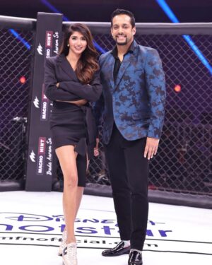 Salil Acharya Instagram - When the world is buzzing at a million miles an hour … ive always found space to shut down even in a live event 
As “mr miyagi “ used to say “wax on wax off “ 
For me its “switch on “ swith off”
Making me look great in his creations 
@kshitijchoudharyofficial 
#host #mma #salilacharya