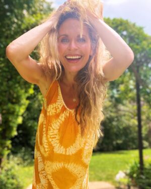 Sally Pressman Instagram - #earthday sun salutation ☀️🕶️
c/o @electricandrose 
Thank you Earth, now let’s go soak up some sun 🌞

(With sunscreen! Love, your mom)