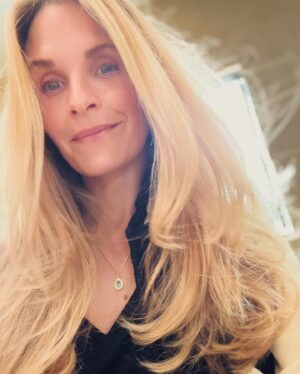Sally Pressman Instagram - Swipe —> tress refresh

@lisasatornhair 💫🫶🏼💫🫶🏼
@ninezeroone