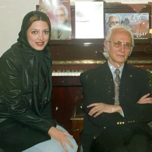 Salome Seyednia Instagram - عکس هایی از مصاحبه های من با جناب منوچهر شریف 
استاد امین الله رشیدی خواننده و آهنگساز
و دکتر جهانشاه برومند موزیسین برجسته و‌نوازنده ویلون 
در دهه هشتاد 🌟
ممنون از دوست و همکار عزیزی که این عکس ها را برام فرستاد🙏🏻🌸🙏🏻
این موسیقی زیبای ای ایران با ویلون هم ساخته دکتر برومند است👌🏻
#پاینده_ایران